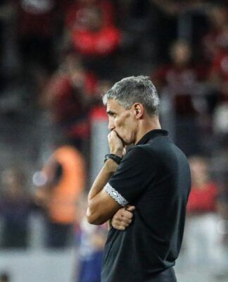 Trabalho comprometido: Vojvoda pode viver seus últimos dias como técnico do Santos