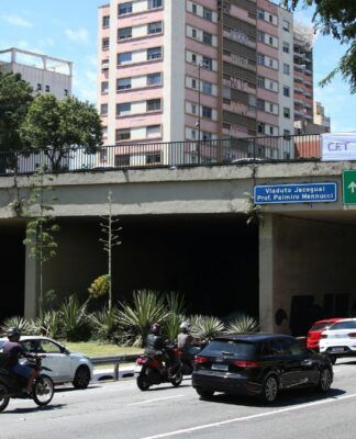 Mulher é empurrada de viaduto no centro de São Paulo por ex-companheiro