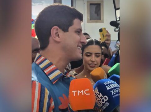 João Campos e Tabata Amaral curtem Carnaval do Recife e prefeito celebra “condição de casado”