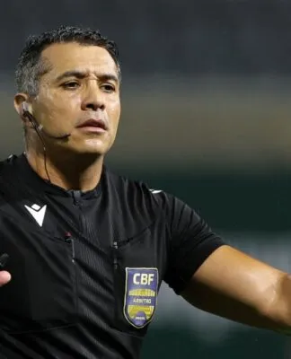 CBF se pronuncia após erro bizarro em Palmeiras x Fluminense; árbitro é advertido