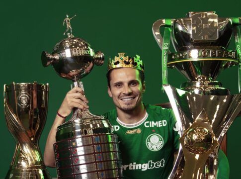 Lágrimas, respeito e idolatria. Veja como foi a despedida de Veiga na Academia de Futebol