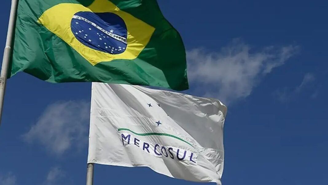 Bandeiras do Brasil e do bloco econômico Mercosul