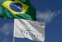 Bandeiras do Brasil e do bloco econômico Mercosul