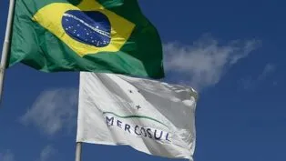 Bandeiras do Brasil e do bloco econômico Mercosul