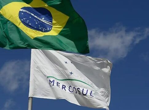 Bandeiras do Brasil e do bloco econômico Mercosul
