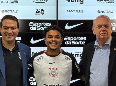 Atacante Kaio César é apresentado no Corinthians e diz ser uma honra vestir a camisa do clube