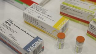 Caixas de vacinas de poliomelite, sarampo; caxumba e rubéola (Foto: Fernando Frazão/Agência Brasil)