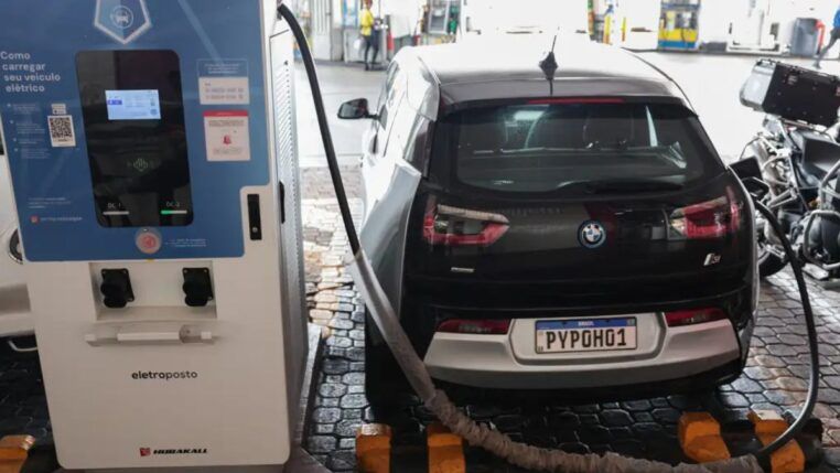 Estação de carga Uma estação de carregamento, também chamado de estação de carga e eletroposto