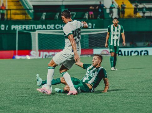 Chapecoense busca empate com Coritiba nos acréscimos em jogo de seis gols no Brasileirão