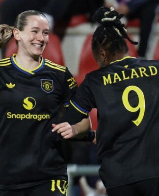 Jogadoras do Manchester United comemoram sexta vitória seguida com provocação ao time masculino