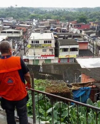 Tempestade atinge o Guarujá, causa alagamentos e deixa 12 desabrigados