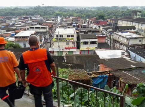 Tempestade atinge o Guarujá, causa alagamentos e deixa 12 desabrigados