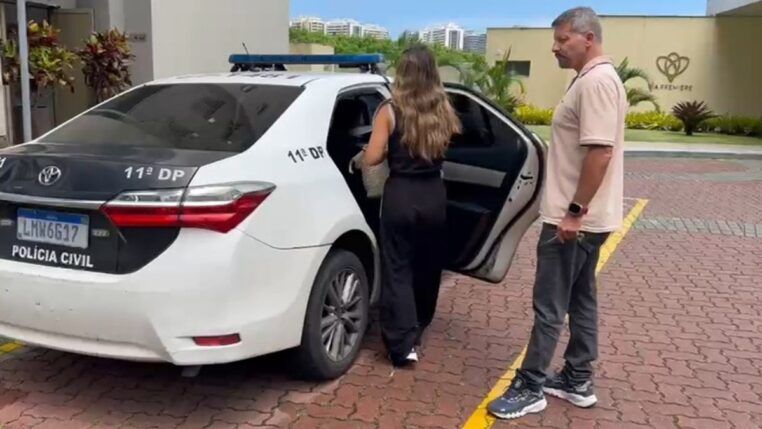 Agostina nega as acusações e afirma que o gesto teria sido uma brincadeira direcionada a amigas