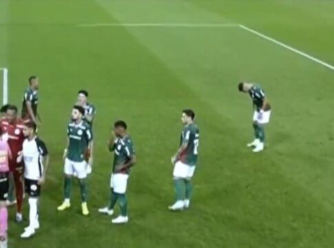 Andreas cava buraco na marca do pênalti