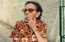 Atriz Tânia Maria fuma um cigarro durante filmagem de "O Agente Secreto"