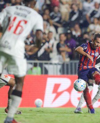 Bahia marca golaço em jogada de escanteio e bate o Vasco pelo Brasileirão