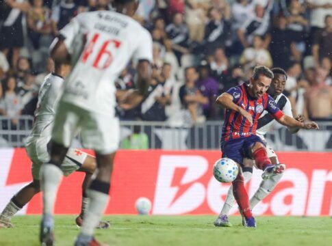 Bahia marca golaço em jogada de escanteio e bate o Vasco pelo Brasileirão