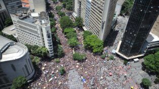 Multidão toma Praça Sete e Afonso pena em BH