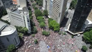 Multidão toma Praça Sete e Afonso pena em BH