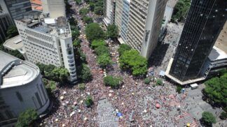 Multidão toma Praça Sete e Afonso pena em BH
