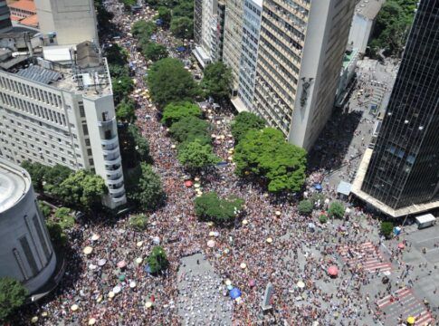 Multidão toma Praça Sete e Afonso pena em BH