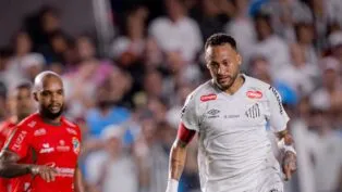 Lance polêmico ocorreu após torcedores locais pedirem que seus atletas "quebrassem" o atacante do Santos para impedi-lo de disputar a Copa do Mundo, gerando críticas de comentaristas esportivos