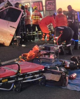 Colisão entre carreta e van na BR-020 do DF deixa 5 mortos e 12 feridos