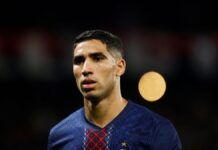 Hakimi veste uniforme do PSG durante partida