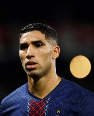 Hakimi veste uniforme do PSG durante partida
