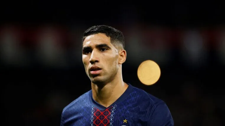Hakimi veste uniforme do PSG durante partida