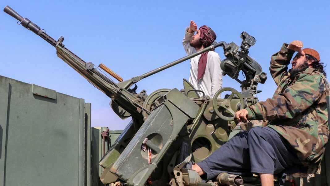 Soldados paquistaneses preparam ataque contra aviões