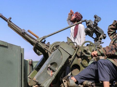 Soldados paquistaneses preparam ataque contra aviões