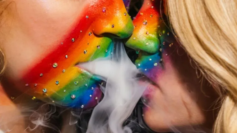 Duas pessoas se beijando