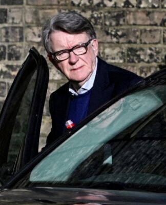 Peter Mandelson entra em um carro de cor escura