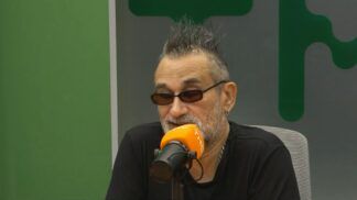 Crítico musical Regis Tadeu durante sua participação no programa Sobremesa da TMC