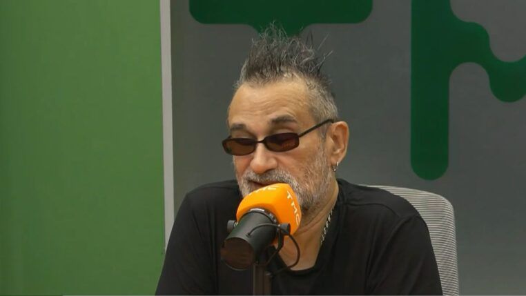 Crítico musical Regis Tadeu durante sua participação no programa Sobremesa da TMC