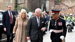 Rei Charles III e a rainha Camilla estão na rua, prestes a fazer uma visita em bairro londrino