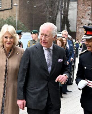 Rei Charles III e a rainha Camilla estão na rua, prestes a fazer uma visita em bairro londrino