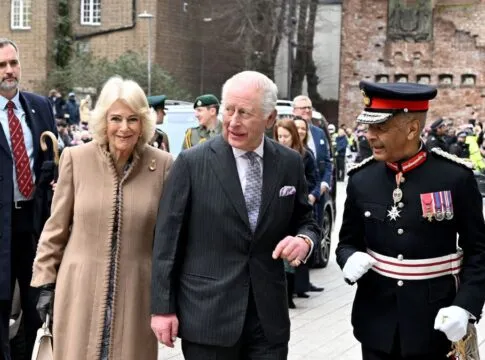 Rei Charles III e a rainha Camilla estão na rua, prestes a fazer uma visita em bairro londrino