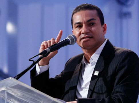 Marcos Pereira gesticula enquanto discursa ao microfone