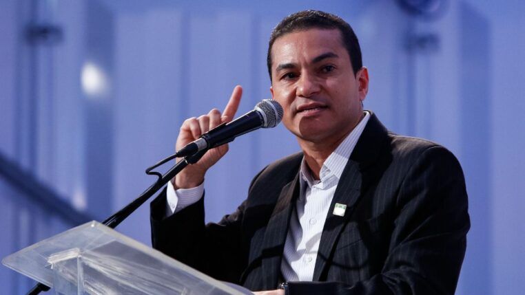 Marcos Pereira gesticula enquanto discursa ao microfone