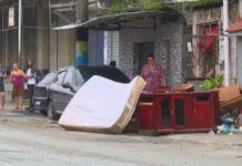 Moradores colocam móveis nas ruas para secar após forte chuva