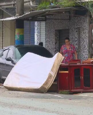Moradores colocam móveis nas ruas para secar após forte chuva