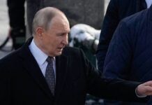 Putin faz gesto para companheiros em evento ao ar livre