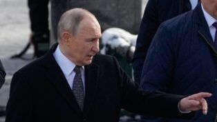 Putin faz gesto para companheiros em evento ao ar livre