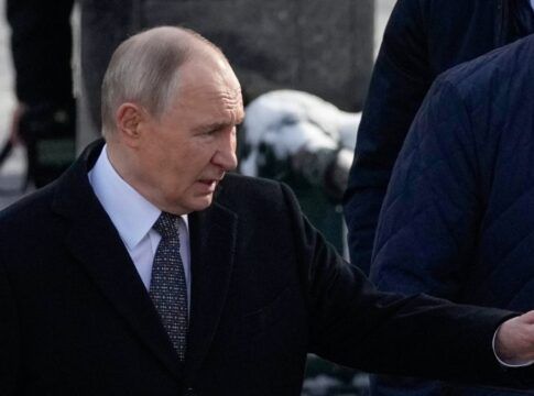 Putin faz gesto para companheiros em evento ao ar livre