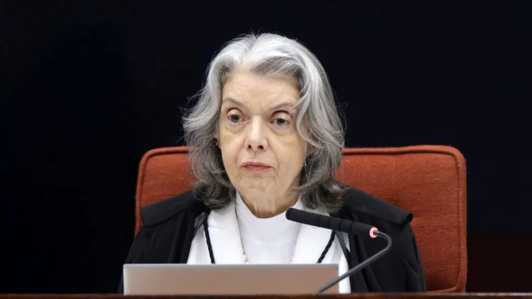 A ministra Cármem Lúcia profere seu voto, decisivo, em julgamento no STF