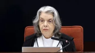 A ministra Cármem Lúcia profere seu voto, decisivo, em julgamento no STF