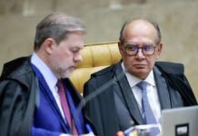 Os ministros Gilmar Mendes e Dias Toffoli participam de sessão no STF