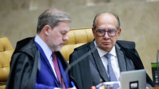 Os ministros Gilmar Mendes e Dias Toffoli participam de sessão no STF